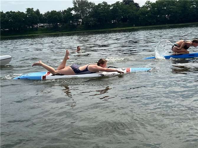 U Amelie, Anasthasia und Emma nutzen das sonnige Wetter, um in der Mosel zu trainieren.  Foto: DLRG Vallendar