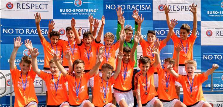 U13 der JSG Oberwinter bejubelt den 3. Platz.Tobias Jenatschek / SV Remagen