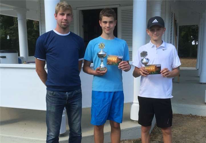 Spannende Matches und strahlende Gewinner U15 m: v.l.n.r. Sebastian Riederauer, Konstantin Gounas, Jonas Feist