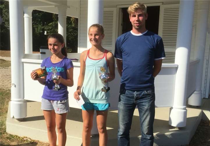 Spannende Matches und strahlende Gewinner U18w: v.l.n.r. Laura Ziob, Lucy Laschek, Sebastian Riederauer