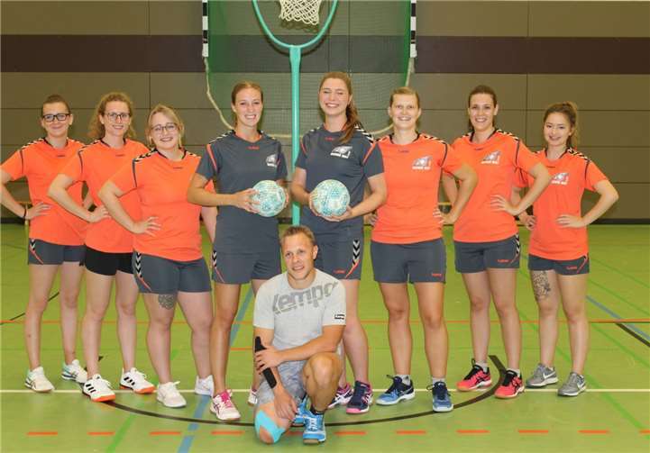 U23-Pokal-Mannschaft 2019: v.li. Theresa Herbst, Lisa Münch, Janina Frey, Melanie Ehlscheid, Trainer Fabian Kullmann, Jana Melsbach, Kristina Jäger, Miriam Nebenführ, Sophie Mendel. Es fehlen: Clara Münch, Ann-Kristin Schneider, Chiara Stinnesbeck. Veronika Haag, Daniela Frey, Jaqueline Rünz, Julia Buchstäber und Tanja Djukovic werden bei Bedarf unterstützen. Quelle: TV Feldkirchen