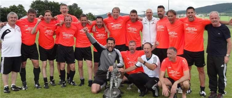 U40-Rheinlandmeister SG Mittelmosel Leiwen mit Vinzenz Klein (links, Mitglied des FVR-Spielausschusses) und Bernd Hurth (rechts, Mitglied des FVR-Spielausschusses).privat