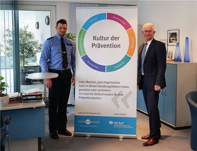 UK-RLP-Geschäftsführer Manfred Breitbach und Thomas Welsch, neuer Leiter der Polizeiinspektion Andernach. Foto: Unfallkasse Rheinland-Pfalz