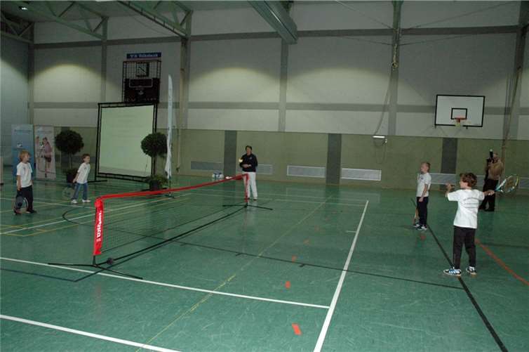 UM_Die Grundschüler zeigten ihren Einstieg beim Tennis