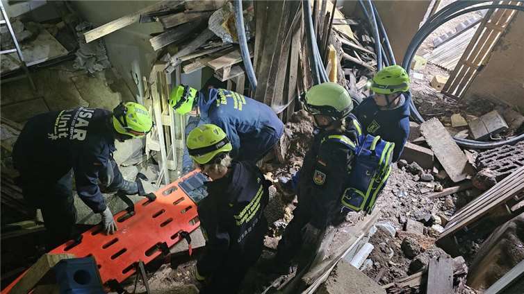 USAR-Kräfte bei der Rettung verschütteter Personen, nachdem diese von einem Such- & Rettungshund lokalisiert wurde. Fotos: BAG-RHV
