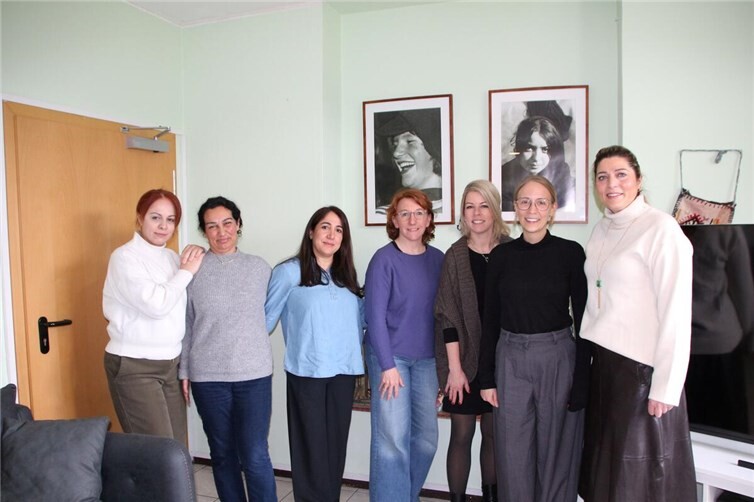 UTAMARA unterstützt Frauen in schwierigen Lebenslagen – Angebote für alle, die von häuslicher Gewalt betroffen sind. Von links nach rechts : Secil Dogan, Tania Hassan, Hülya Erdogan, Susanne Müller, Lana Horstmann, Franziska Jostmeier und Violeta Jasiqi.  Foto: Christina Sönksen