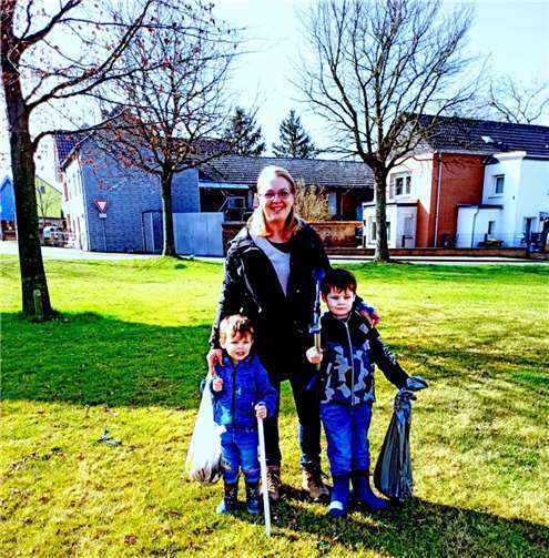 UWG Ratsfrau Dagmar Specht sammelte mit ihren Enkeln Müll in Ramershoven. Foto: privat