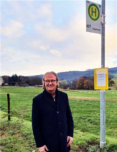 UWG Ratsherr Jörg Meyer freut sich über die neu eingerichtete AST-Haltestelle in Vogelsang. Foto: UWG Rheinbach