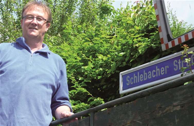 UWG Ratskandidat Jörg Meyer packte an und schrubbte eifrig die unansehnlich und unleserlich gewordenen Straßenschilder. privat