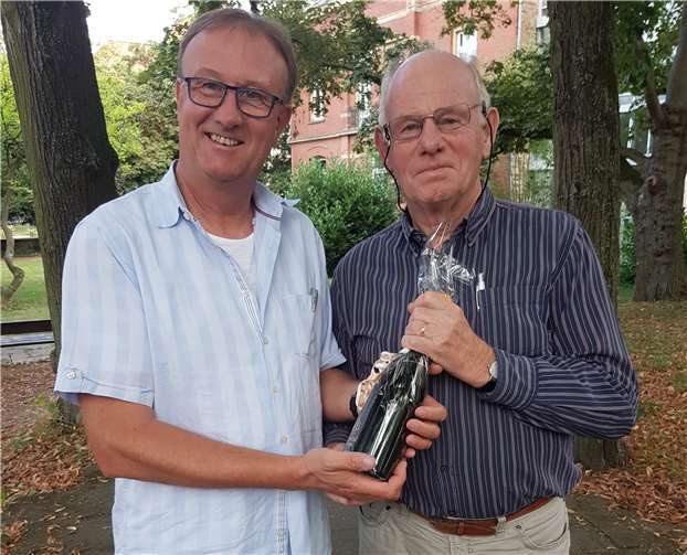 UWG-Stadtverbandsvorsitzender Jörg Meyer gratuliert Dr. Reinhard Ganten.Quelle: UWG Rheinbach