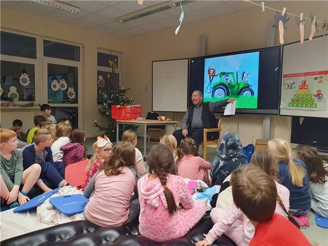 Udo Beißel las aus seinen Büchern der Reihe „Bauer, Löwe und Igel erobern die Welt“. Quellen: Grundschule am Blauen See