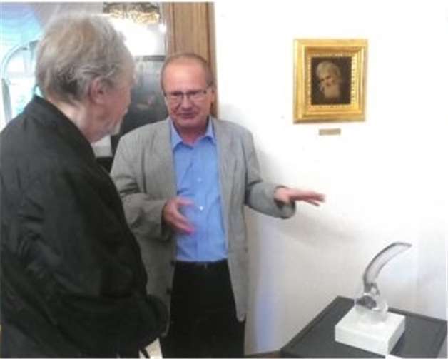 Udo Edelmann mit Museumsmitarbeiter Mariian Fratzak im Museum Villa Schröder vor seinem dem Museum geschenkten Objekt „Leben“.