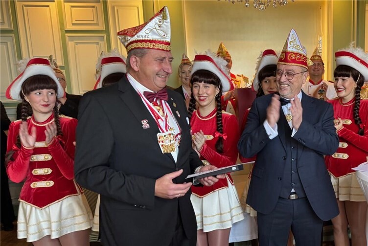Udo Groß (li.) wird vom RKK Richard Nelleßen mit dem Ehrenkreuz in Gold ausgezeichnet. Fotos: Carlotta Müller, AKG