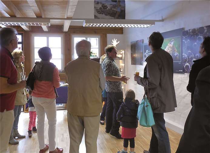 Udo Höcke erklärte den Ausstellungsgästen die Metallbilder, von Aluminium bis Eisen.