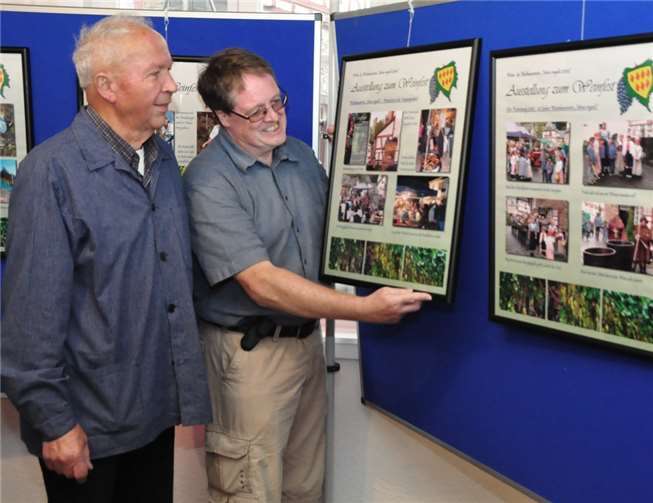 Die „Perle des Elztals“ hat wieder eine Weinkönigin Udo Höcke (r.) hatte eine Ausstellung zum Weinfest konzipiert.