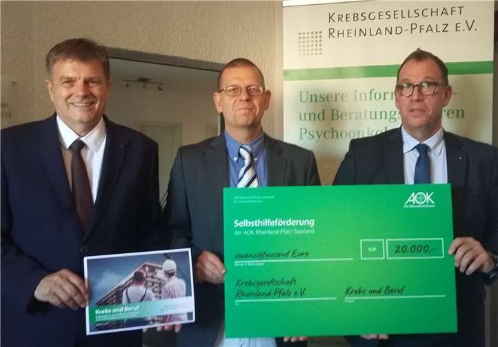 Udo Hoffmann, Beauftragter des Vorstandes der AOK Rheinland-Pfalz/Saarland überreichte den offiziellen Förderscheck an Dr. Jochem Hast, Vorstandsmitglied, und Dr. Thomas Schopperth, Geschäftsführer der Krebsgesellschaft Rheinland-Pfalz e.V. (v.re.).privat