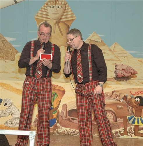 Udo Kohn und Thomas Berschbach, alias „Der Een on der Anner“, führten gekonnt durch das närrische Programm.