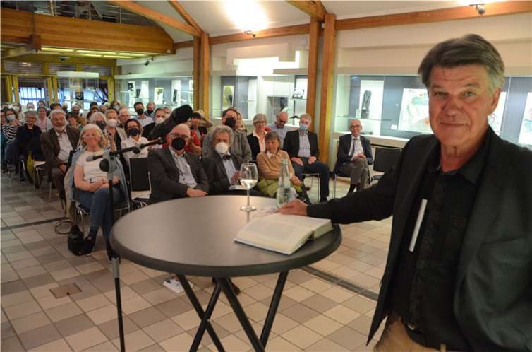 Udo Lielischkies fand im ausverkauften Glasmuseum ein interessiertes Publikum.  Foto: Gerd Engel