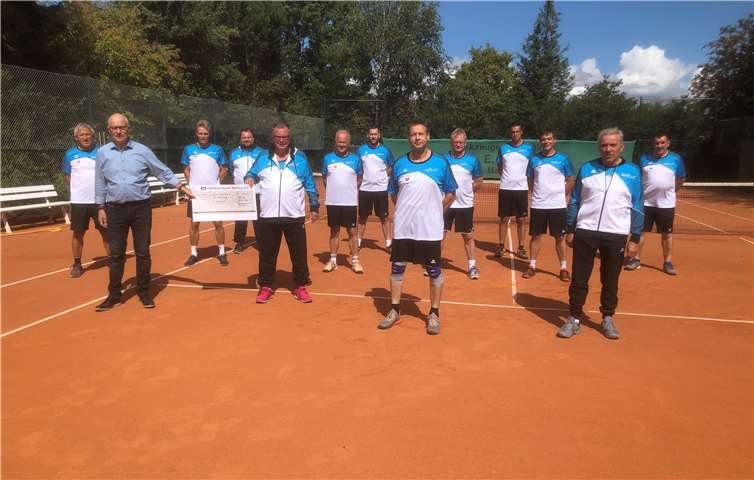 Udo Link von der Raiba Welling und FJ Lung, 1. Vorsitzender WTC. Foto: privat