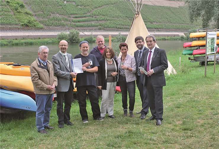 Udo Marx und seine Gattin Irmtraud Thelen-Marx sowie Peter Krötz freuten sich über die Gratulation der Ehrengäste zur erfolgreichen Zertifizierung.privat