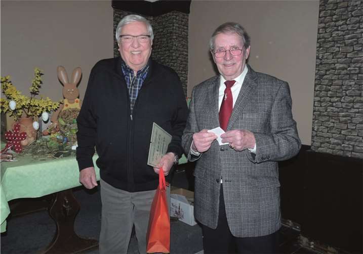 Udo Müllegans bedankte sich bei Herbert Kranz (l.), der dem Chor seit 65 Jahren als aktiver Sänger und inaktives Mitglied die Treue hält.