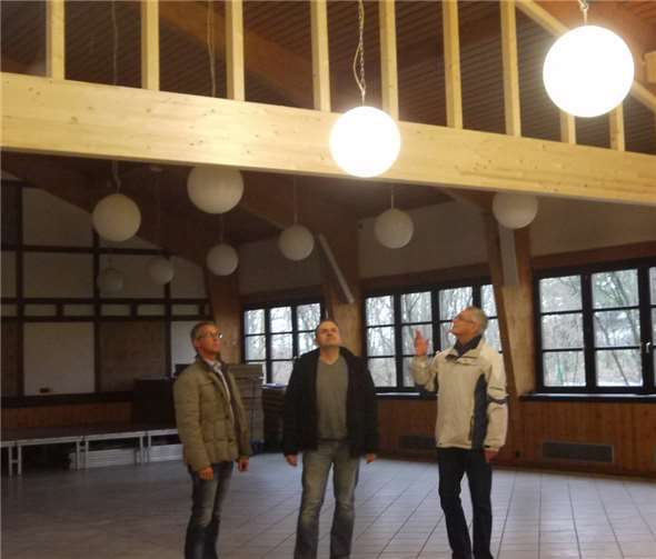 Udo Müllenborn und Andreas Schmickler vom Gebäudemanagement der Gemeinde Swisttal sprachen mit Ortsvorsteher Heinz Günter Kruse über die geplanten Bauarbeiten (v.l.).privat