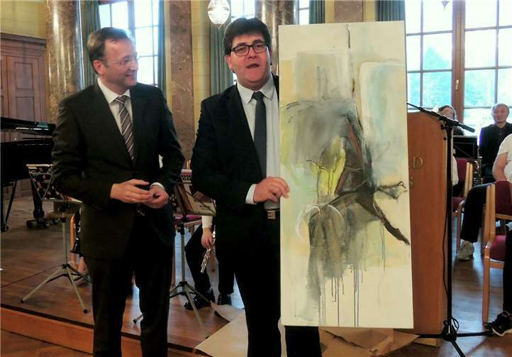 Udo Rau machte seinem ehemaligen Amtskollegen ein Gemälde zum Geschenk, in dem er alle Farben der politischen Parteien im Bundestag entdeckte.