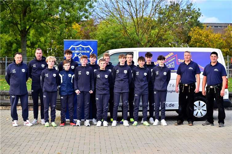 Udo Schlagwein und Christoforo Taglierei (v.l.) bei der Übergabe der Trainingsanzüge an die C1.  Foto: SGL Heimersheim