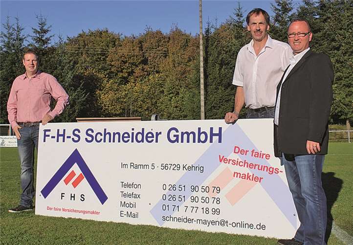 Udo Schneider von der Firma F-H-S Schneider mit dem Ersten Vorsitzenden Norbert Freund und Geschäftsführer Dennis Fuchs (v.r.) bei der Übergabe der neuen Werbebande. privat