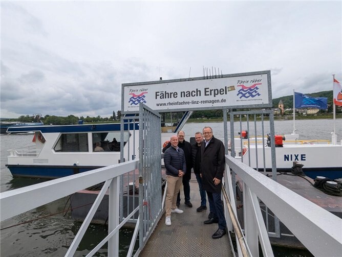 Udo Scholl, Geschäftsführer der Rheinfähre Linz-Kripp GmbH, Thorsten Müller, Verbandsdirektor SPNV-Nord, Fährmeister Alexander Zech, Helmut Muthers, Bürgermeister Stadt Linz (v. l .n. r.).