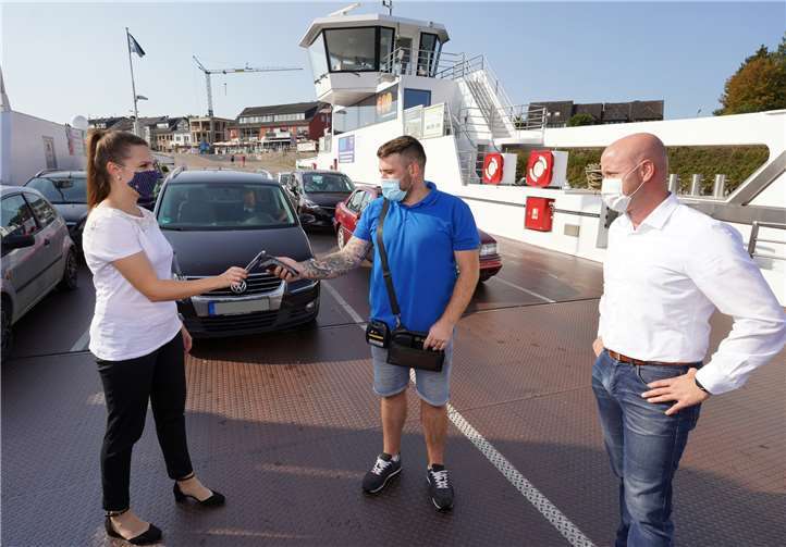 Udo Scholl, Geschäftsführer der Rheinfähre Linz-Kripp GmbH, (rechts) freut sich, dass die Kunden von den kontaktlosen Zahlungsmöglichkeiten Gebrauch machen. Foto: Thomas Frey/evm