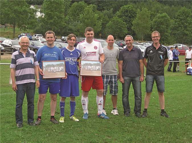 Udo Seifen (1. Vorsitzender OASF), Markus Rausch, Fabian Hideg, Silviu Schüller, Thomas Schmitz (Abteilungsleiter SV Barweiler), Jürgen Fleischer (1. Vorsitzender SV Barweiler), Bernd Backes (Abteilungsleiter OASF)privat