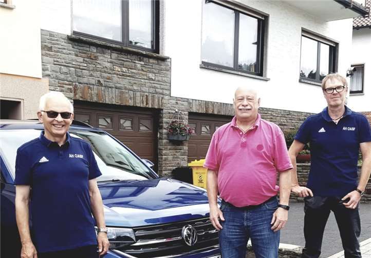Udo Seifen, Dieter Sesterheim, Bernd Backes (v. li.) gemeinsam bei der Spendenübergabe. Foto: privat