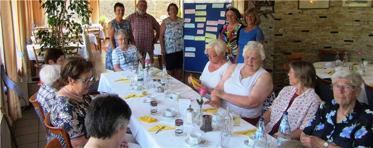 Udo Stratmann, Dümpelfeld (stehend 2. links) sowie die Landfrauenkreisvorsitzende Ingrid Strohe (stehend 1. rechts).Foto: privat