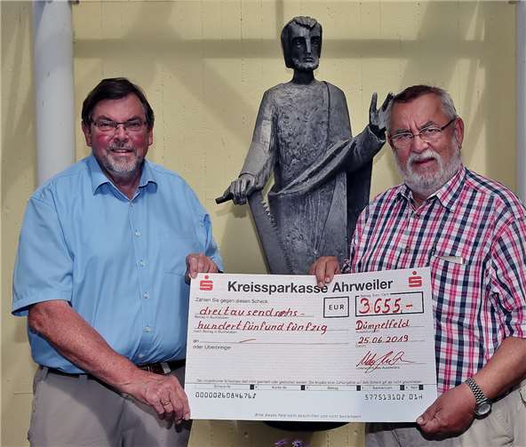 Udo Stratmann (r.) übergibt den Spendenscheck an Bernd Schiffarth. Foto:Werner Dreschers