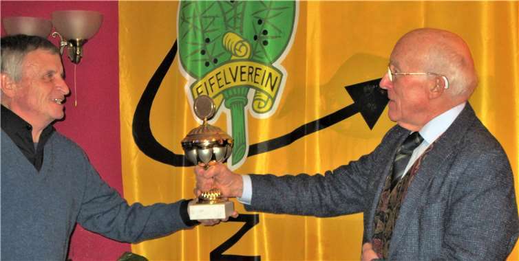 Udo Volz (l.) erhält aus der Hand des Vorsitzenden Wolfhart von Stackelberg den begehrten Wanderpokal.privat