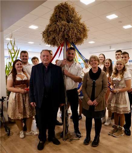 Udo Wienert gemeinsam mit der Erntekrone und den Bändertänzern. Fotos: Gordon Hiller