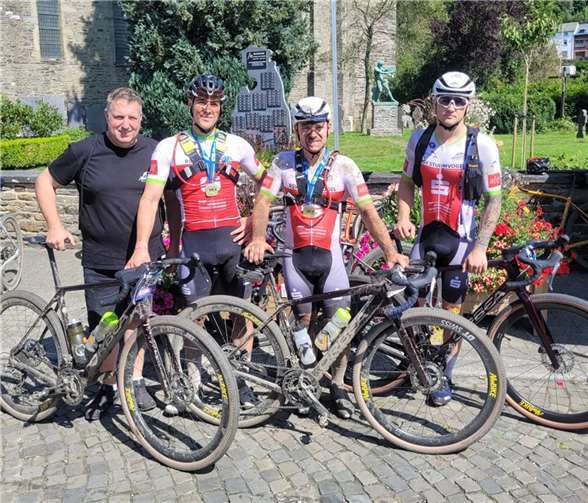Udo Willerscheid mit den Elite-Fahrern Jacob Heß, Benedikt Bauer und Kai Rendschmidt. Foto: RSV Sturmvogel