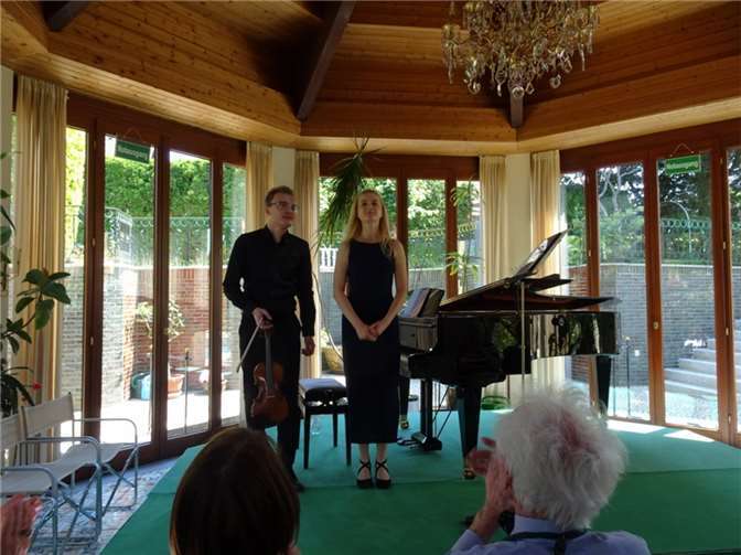 Udovichenko und Belikova spielten Mozart, Janácek und Franck beim Grafschafter Kunstverein in der Villa Bellestate. Foto: privat