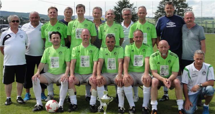 Ü50-Rheinlandmeister FC Alemannia Plaidt mit Bernd Hurth und Vinzenz Klein (l., Mitglied des FVR-Spielausschusses).