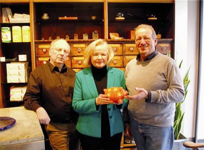 Übe das Sparschwein, gefüllt mit guter Hilfe, freute sich Vorstandsmitglied Manfred Platten bei der Spendenübergabe von Bärbel und Hans Heinrich van Boemmel. privat