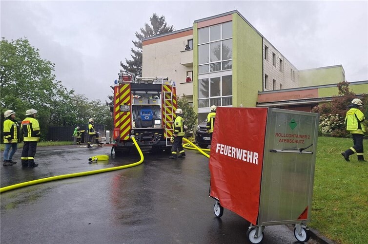 Üben für den Ernstfall: Gemeinsam mit den Bewohnern führten die Feuerwehrehren aus Montabaur, Dernbach und Niederelbert eine Brandschutzübung in Haus Roßberg in Montabaur durch.