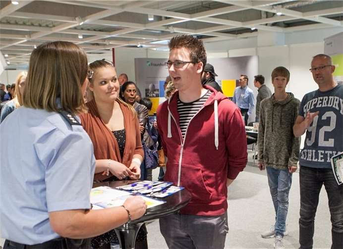 Über 100 Aussteller, darunter auch die Polizei, präsentieren ihre Berufs- und Ausbildungsangebote auf der Messe. privat