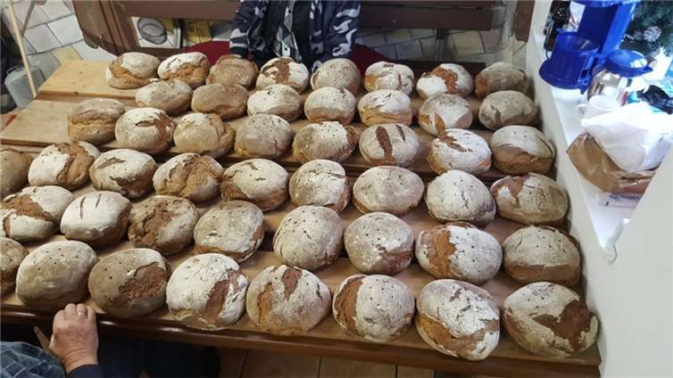 Über 100 Backesbrote wurden in Quirnbach verteilt.