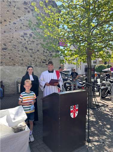 Über 100 Bikerinnen und Biker sind mit ihren Motorrädern und Quads der Einladung gefolgt und kamen zur Fahrzeugsegnung, die mit einem ökumenischen Gottesdienst unter der Leitung von Andreas Schneider und Marina Stahlecker-Burtscheid begonnen wurde. Foto: privat