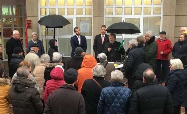 Über 100 Bürger versammelten sich vor der Wormersdorfer Filiale. Privat