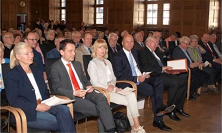 Über 100 Ehrengäste konnte Oberbürgermeister Joachim Hofmann-Göttig zur Verleihung im großen Rathaussaal begrüßen.