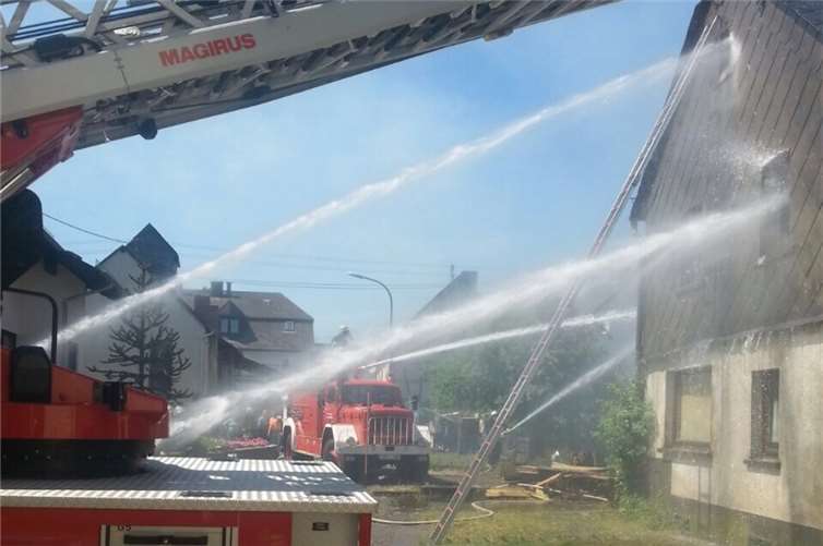 Über 100 Einsatzkräfte arbeiten daran, das Feuer unter Kontrolle zu bekommen.Foto: Privat