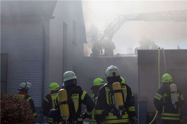 Dernbach: Weit über 100 Einsatzkräfte löschen Feuer in Bäckerei Über 100 Einsatzkräfte waren in Dernbach.
