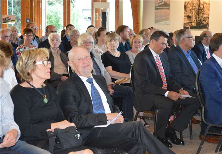 Über 100 Gäste waren in das Foyer der Rheinhalle gekommen, um diese besondere Auszeichnung mit Hans Peter Kürten zu feiern.